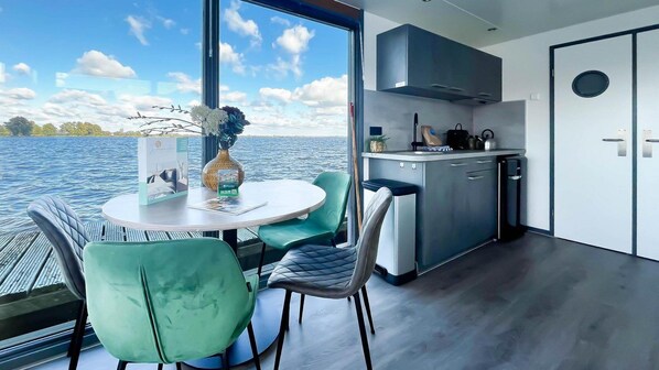 Dining - Spend the night on a houseboat with a view of the Uitgeester lake. (Uitgeest)