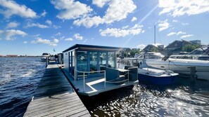Marina - Spend the night on a houseboat with a view of the Uitgeester lake. (Uitgeest)