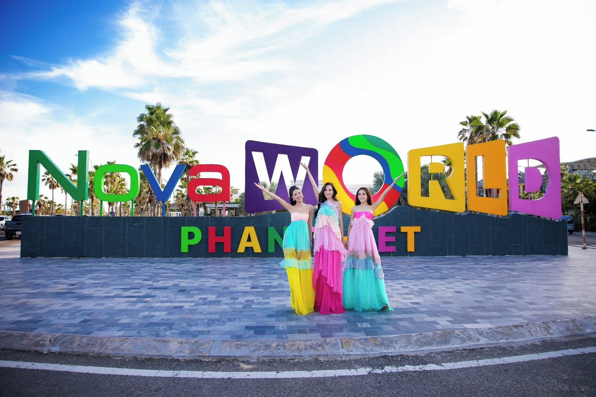 A sign with the text "Nova World PHANTOMET" in colorful letters.