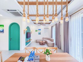 Family Villa, 4 Bedrooms, Kitchen, Beach View | Living area