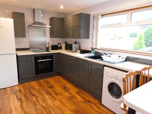 Refrigerador, microondas, horno y parrilla de estufa 