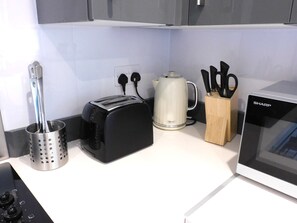 Refrigerador, microondas, horno y parrilla de estufa 