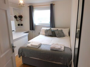 3 habitaciones, tabla de planchar con plancha, wifi y ropa de cama 