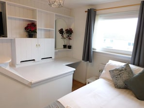 3 habitaciones, tabla de planchar con plancha, wifi y ropa de cama 