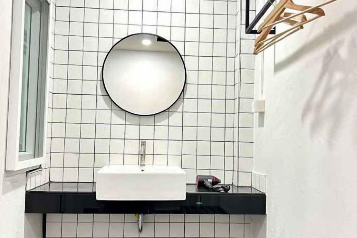 Baño | Regadera, secadora de cabello, toallas, jabón