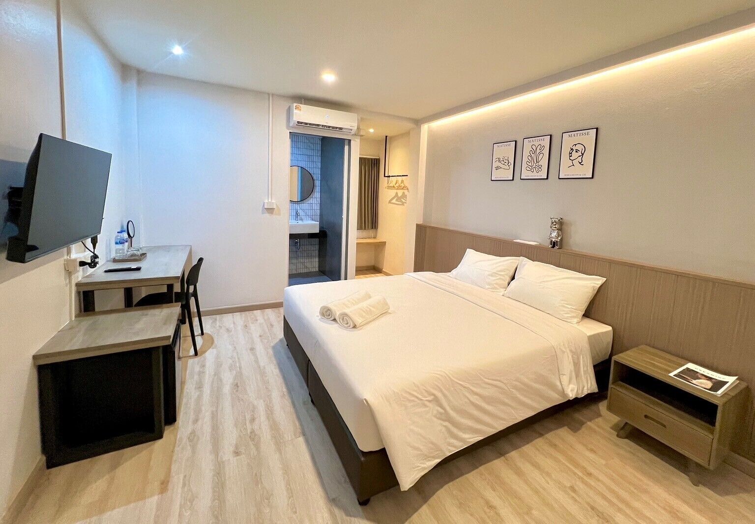 Superior Double Room, Non Smoking | Desk, free WiFi