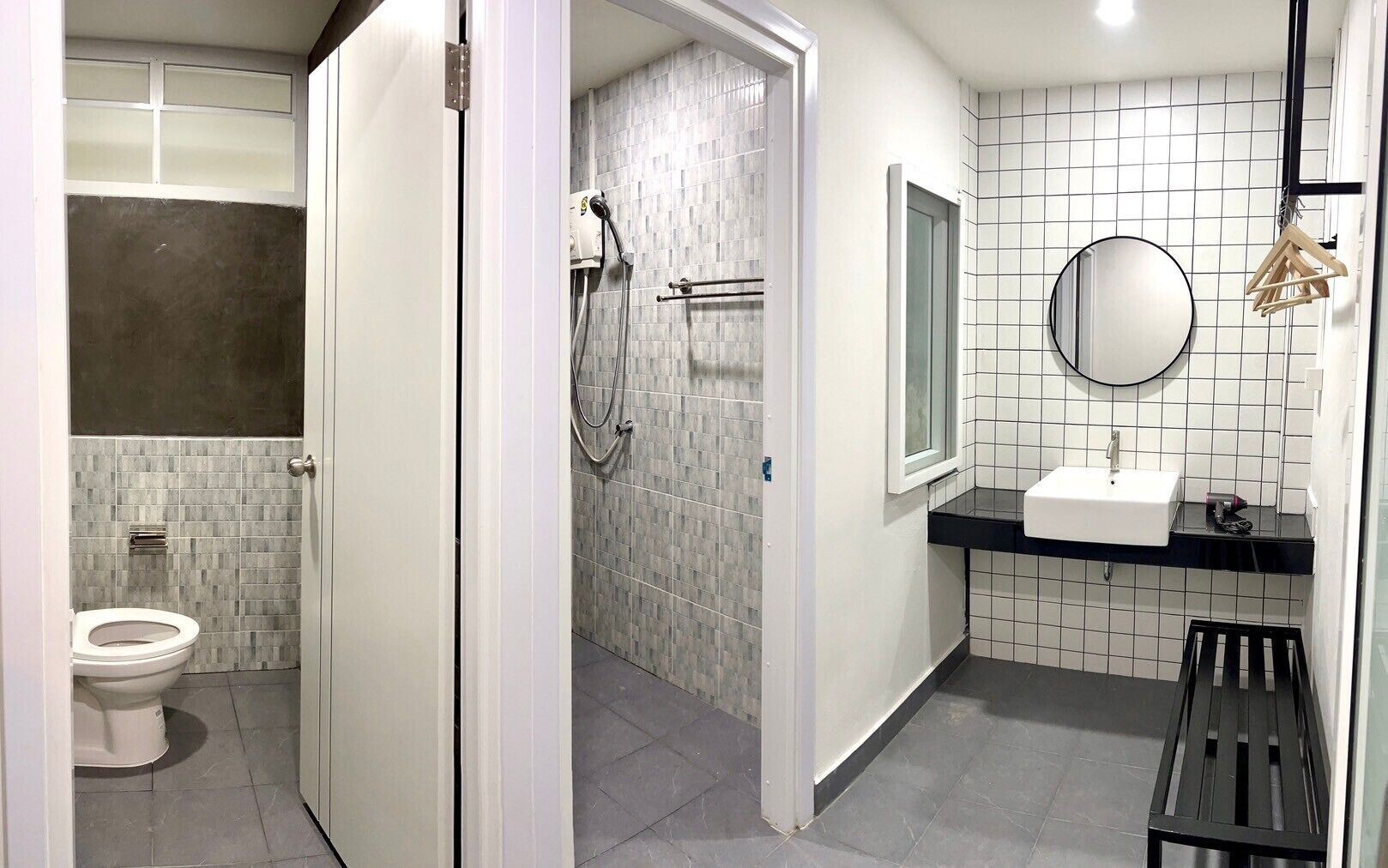 Une salle de bain moderne équipée de toilettes, d’une douche et d’un lavabo.