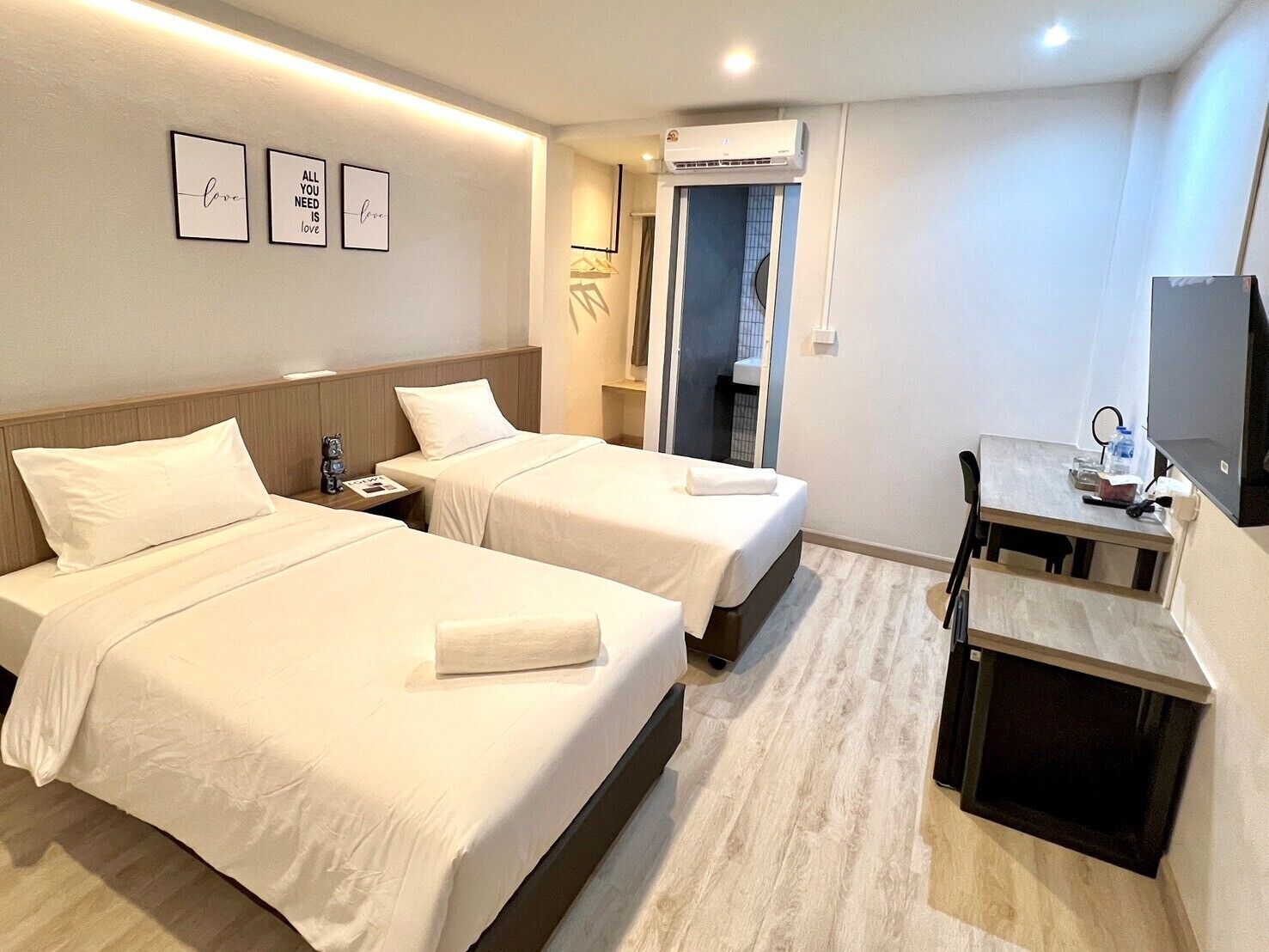 Habitación superior con 2 camas individuales, no fumadores, vistas a la ciudad | Escritorio y wifi gratis