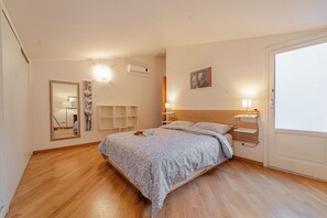 Duplex | Iron/ironing board, free WiFi