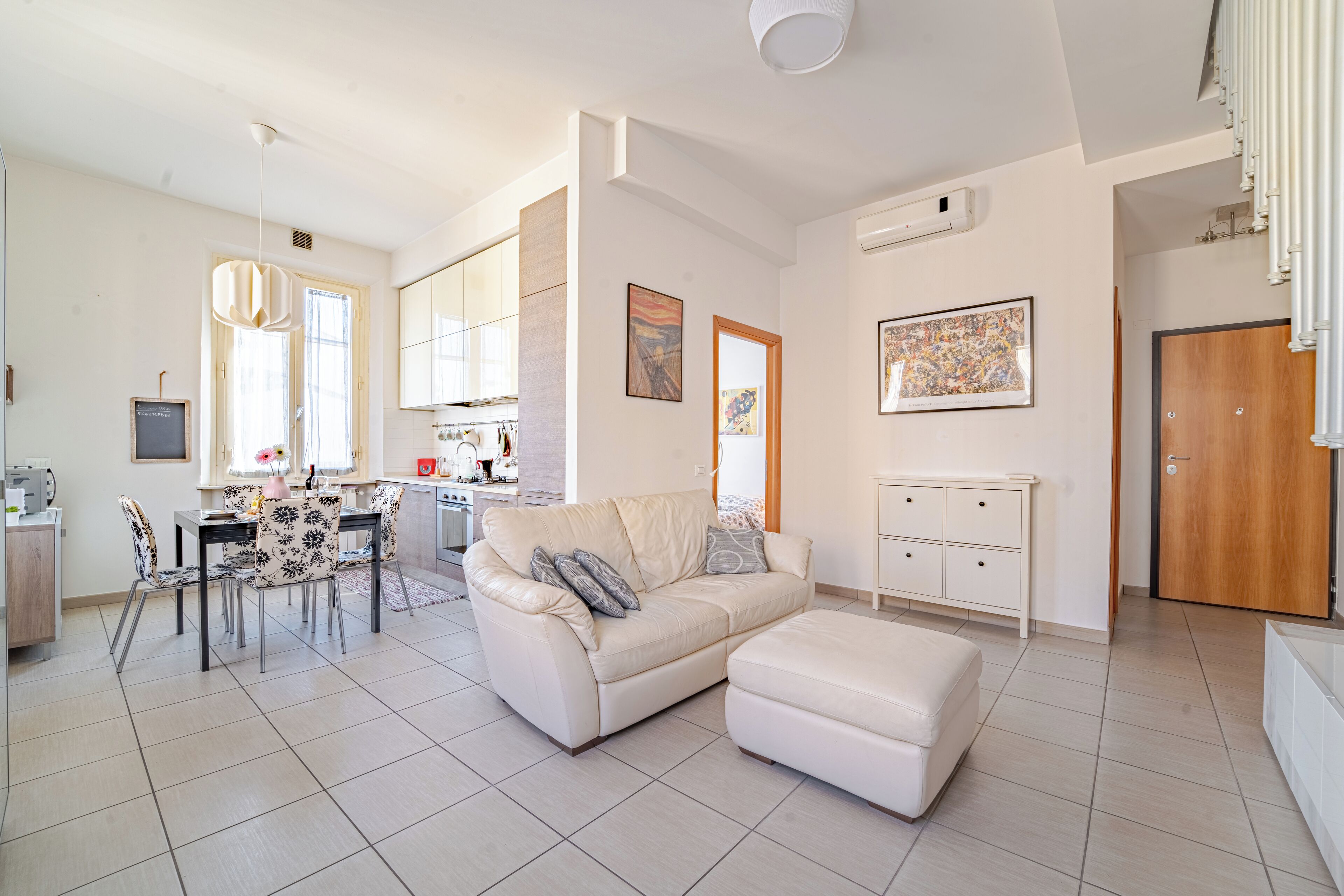 Duplex | Área de estar | TV de tela plana 24 polegadas com canais digitais