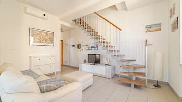 Maisonette | Wohnbereich | 24-Zoll-Flachbildfernseher mit Digitalempfang