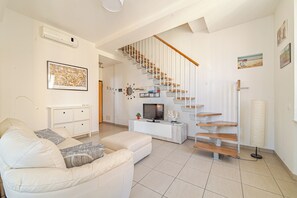 Duplex | Living area | 24-inch flat-screen TV with digital channels - Mamo Florence - Mosse Bridge Apartment (Florence)