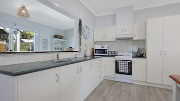 Frigorífic, microones, forn i placa de cuina