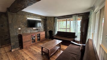 Luxury-Villa | Wohnbereich | 32-Zoll-LCD-Fernseher mit Kabelempfang