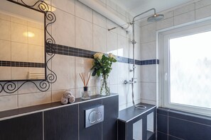 Sèche-cheveux, serviettes fournies, savon, papier toilette