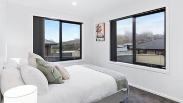 4 slaapkamers, een strijkplank/strijkijzer, gratis wifi, beddengoed