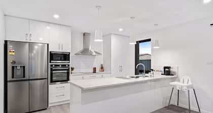 Sleek & Stylish Family Retreat in Shorewell Park