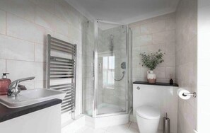 Dusche, Haartrockner, Handtücher, Seife