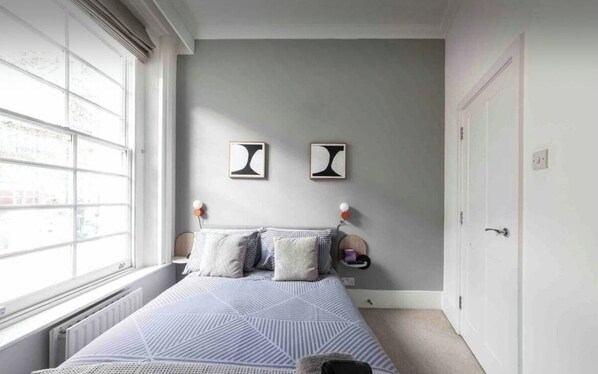 2 habitaciones, tabla de planchar con plancha, wifi y ropa de cama