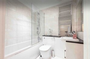 Douche, sèche-cheveux, serviettes fournies, savon