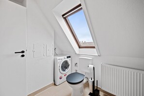 Shower, hair dryer, towels, toilet paper - Malu Rooms - Top location, air conditioning, Netflix, 24h check-in (Ludwigsburg)
