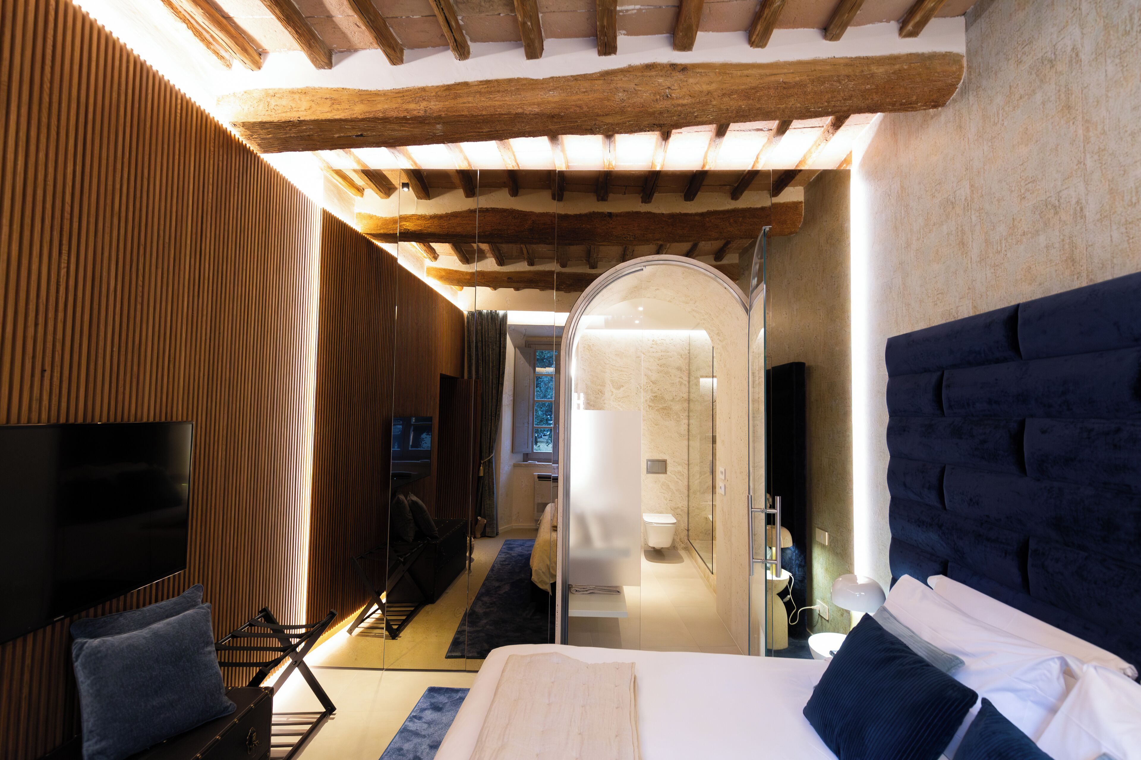 Luxe appartement, uitzicht op stad | 1 slaapkamer, een kluis op de kamer, verduisterende gordijnen