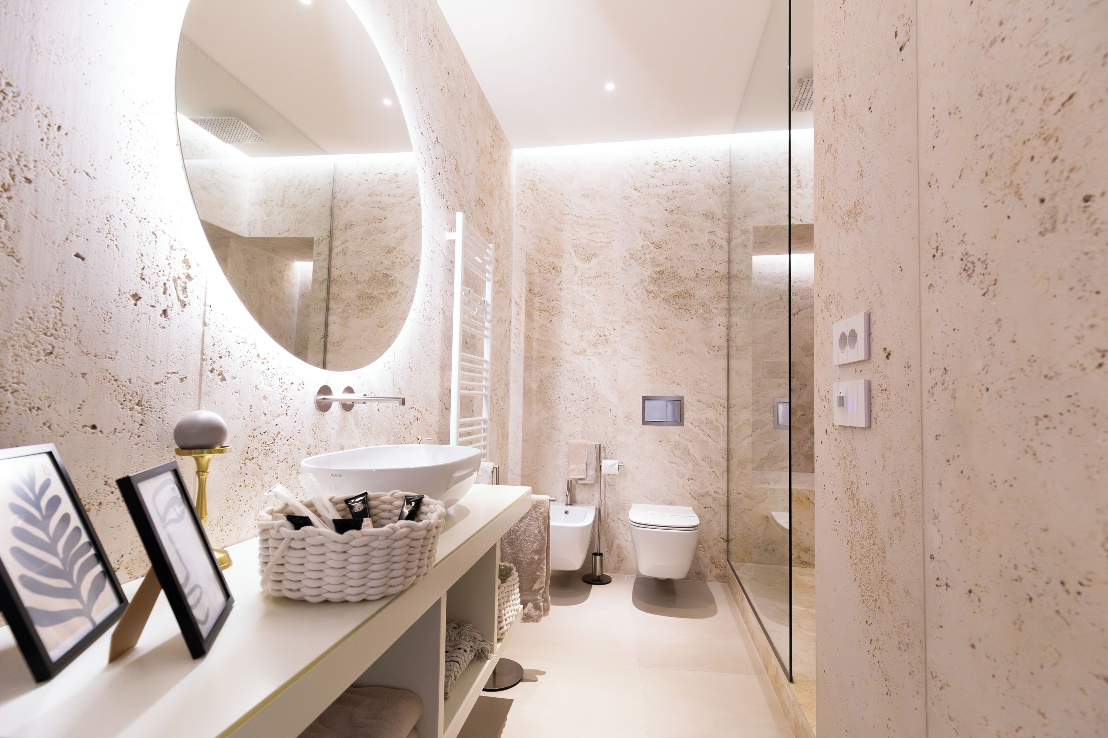Condo superluxo, vista para a cidade | Banheiro | Chuveiro, chuveiro com efeito de chuva