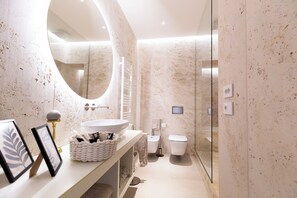 Condo luxueux, vue sur la ville | Salle de bain | Articles de toilette écologiques, peignoirs, pantoufles