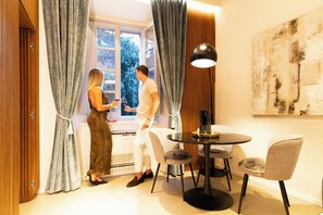 Luksusleilighet, byutsikt | Oppholdsområde | Flatskjerm-TV