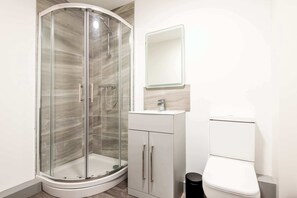 Douche, séchoir à cheveux, serviettes fournies