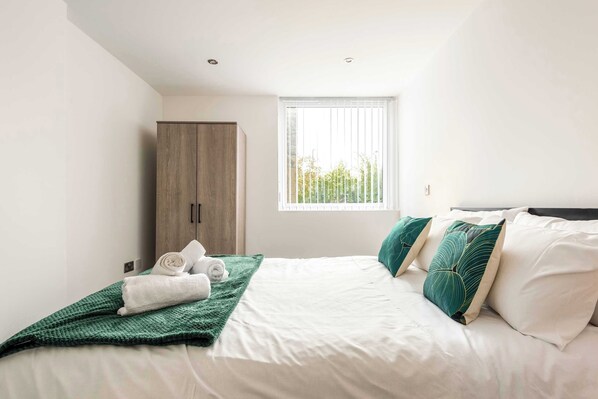 1 habitación, escritorio, tabla de planchar con plancha y wifi 