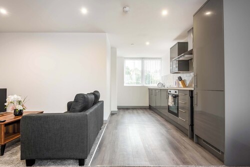 Bright 1 Bed Apartment in Yeadon