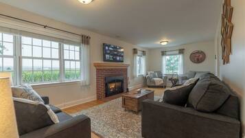 Smart TV, fireplace