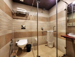 Deluxe tweepersoonskamer | Badkamer | Pantoffels