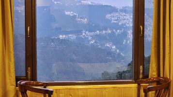 Escritorio y tabla de planchar con plancha