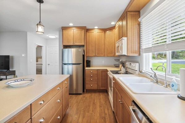 Jääkaappi, mikroaaltouuni, uuni, liesi