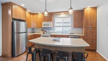 Kylskåp, mikrovågsugn, ugn och spishäll