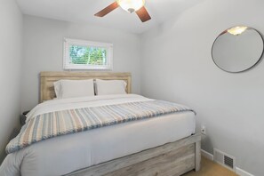 2 bedrooms, WiFi, bed sheets - Seneca Lakefront Getaway | Wine Trail/Private Dock (Penn Yan)