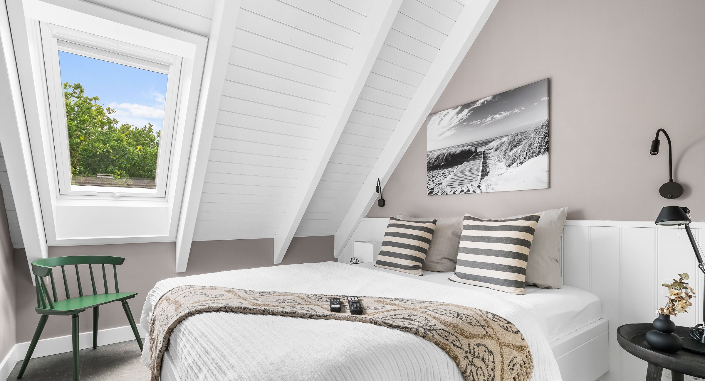 2 bedrooms, travel crib, free WiFi