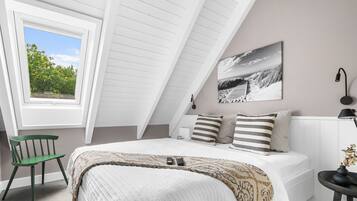 2 bedrooms, travel crib, free WiFi