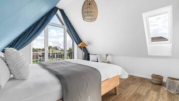 2 bedrooms, desk, iron/ironing board, travel crib