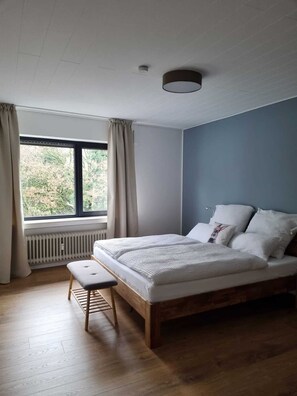 2 bedrooms, WiFi, bed sheets - 🏙️ Large vacation apartment with balcony & city and river view - 100 m² living comfort (Emmerich am Rhein)
