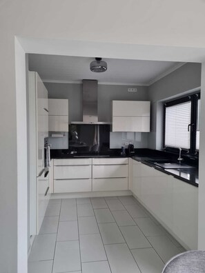 Private kitchen - 🏙️ Large vacation apartment with balcony & city and river view - 100 m² living comfort (Emmerich am Rhein)