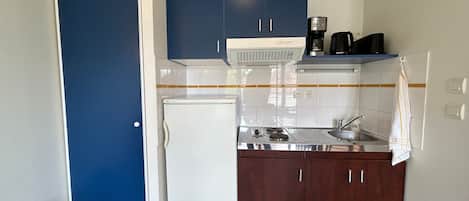 Fridge, microwave, stovetop, coffee/tea maker