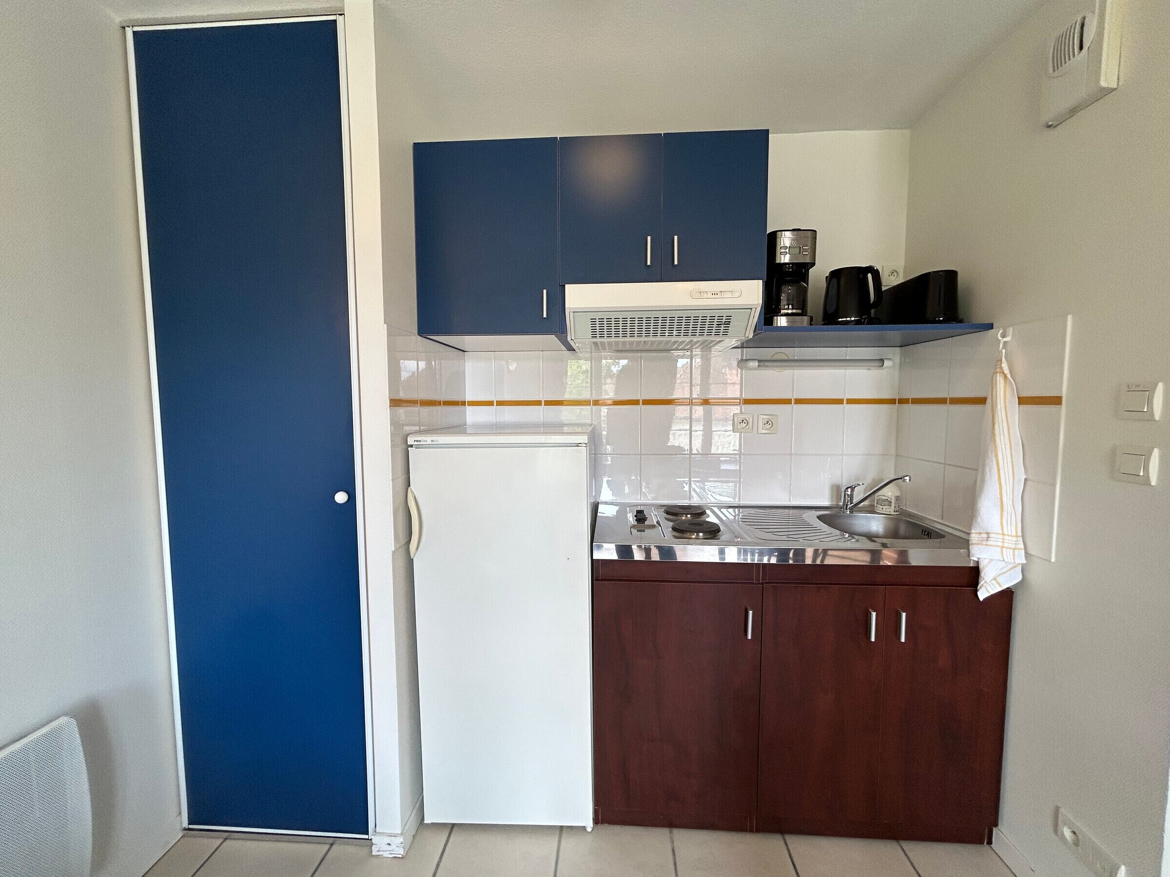 Fridge, microwave, stovetop, coffee/tea maker