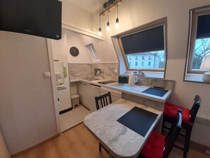 Fridge, microwave, oven, stovetop - Bright apartment with air conditioning and WIFI, near Thermes St Roch (La Roche-Posay)