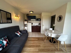 TV - 1-Bed Apt with Shared Pool and WIFI, 200m from Spa (La Roche-Posay)