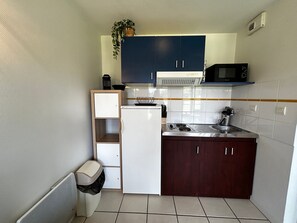 Fridge, microwave, stovetop, dishwasher - T2 Apartment with Wi-Fi and Pool 200m from Spas (La Roche-Posay)