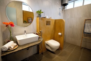 A bathroom with a sink, toilet, and shower. - Vana by Loka - Self Catered Studios (Vanur)