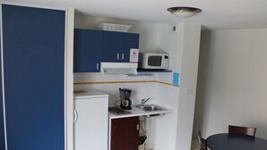 A compact kitchenette with a microwave, coffee maker, and sink. - Lovely apartment 170m from thermal baths - 5 guests (La Roche-Posay)